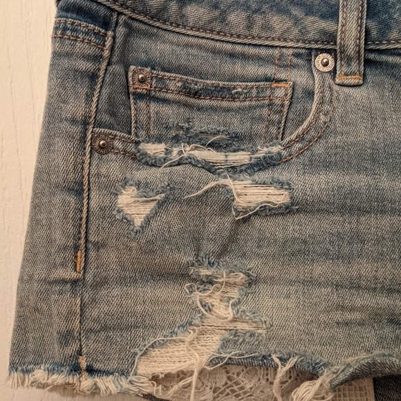 Distressed denim shorts with peekaboo lace pockets - Picture 4 of 4